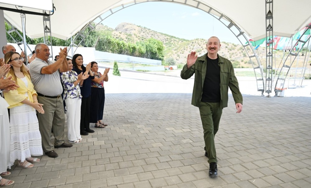 Prezident Xocalının Xanyurdu kəndinə köçən bir qrup sakinlə görüşdü -FOTOLAR (YENİLƏNİB)